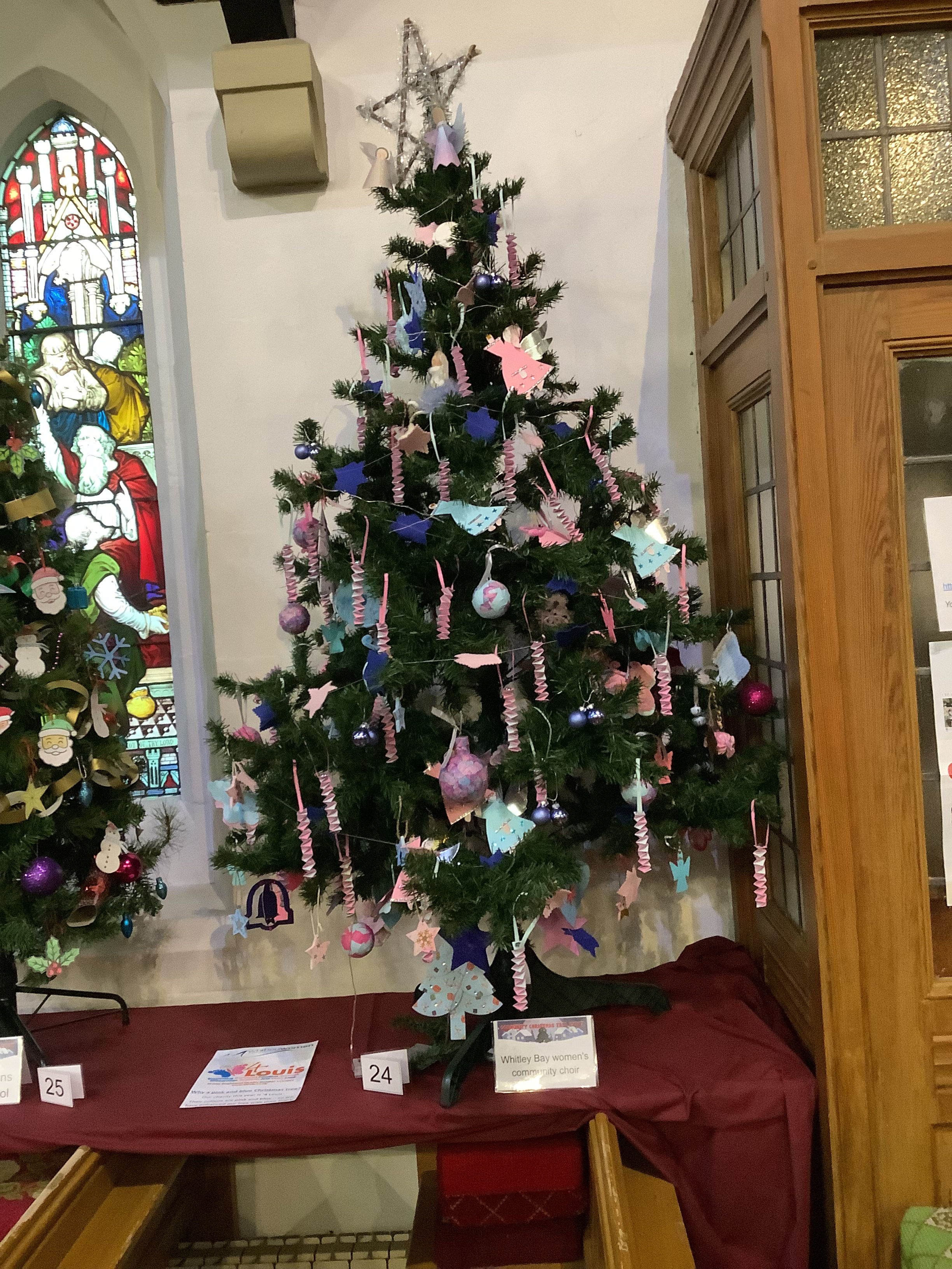 Christmas Tree 103.jpg (76000 bytes)